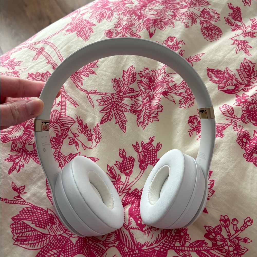 White Beats Solo 4 Wireless Headphones